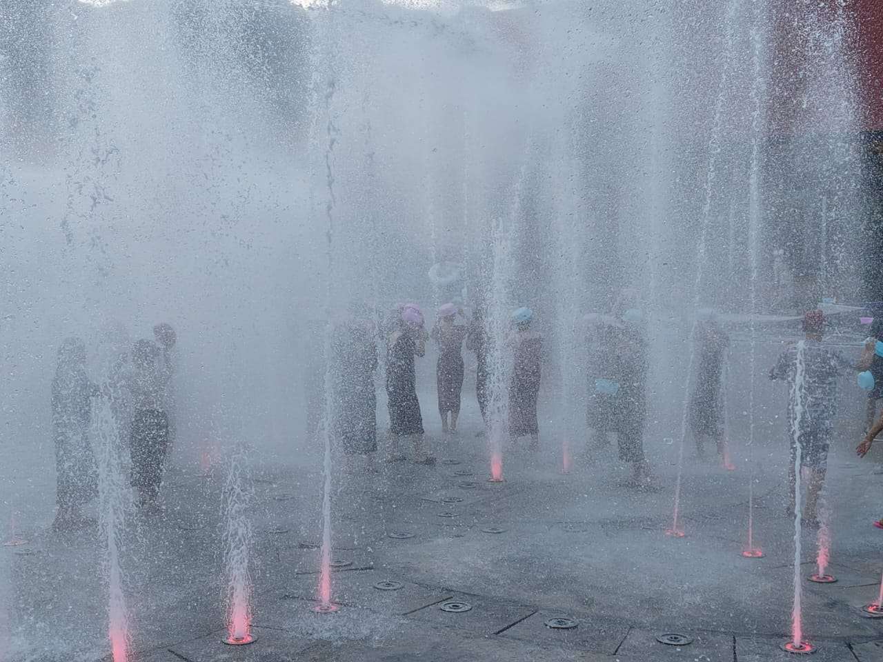 Water jets and visitors in the water area